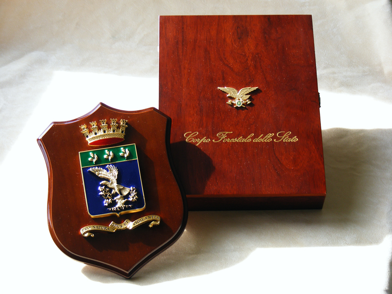 Crest in legno, completo di scatola con fregio e rivestimento interno